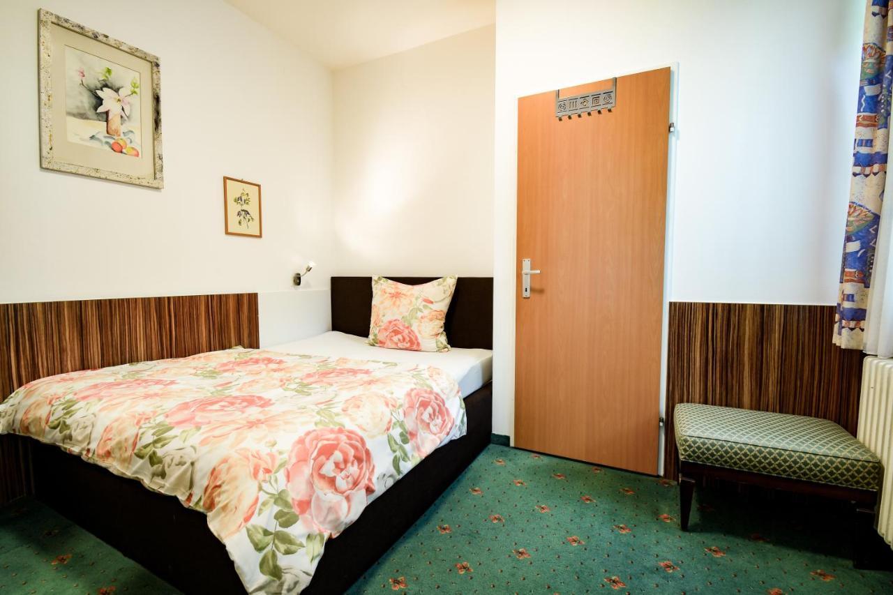 Gartenhotel Garni Pension B&B Innsbruck Exteriör bild